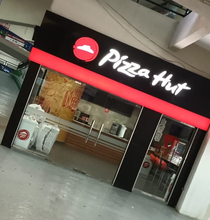 Pizza Hut — Estadio Quisqueya