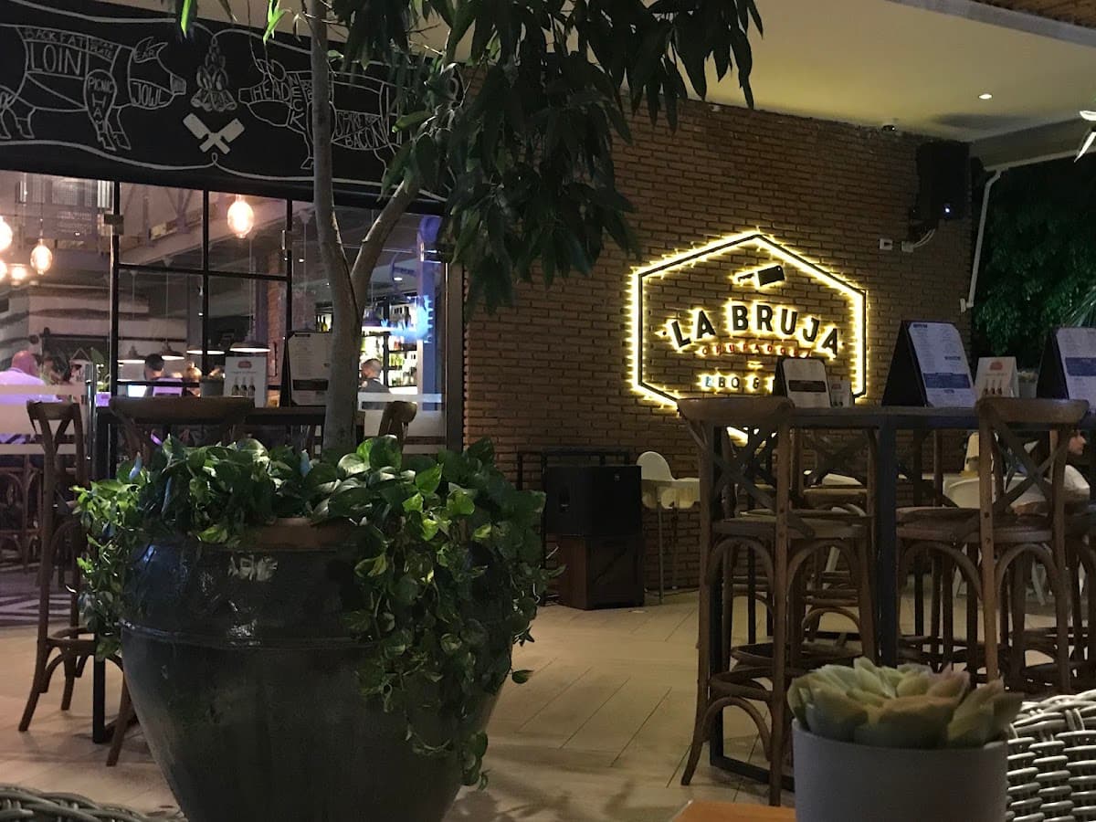 La Bruja Chupadora BBQ & Pub