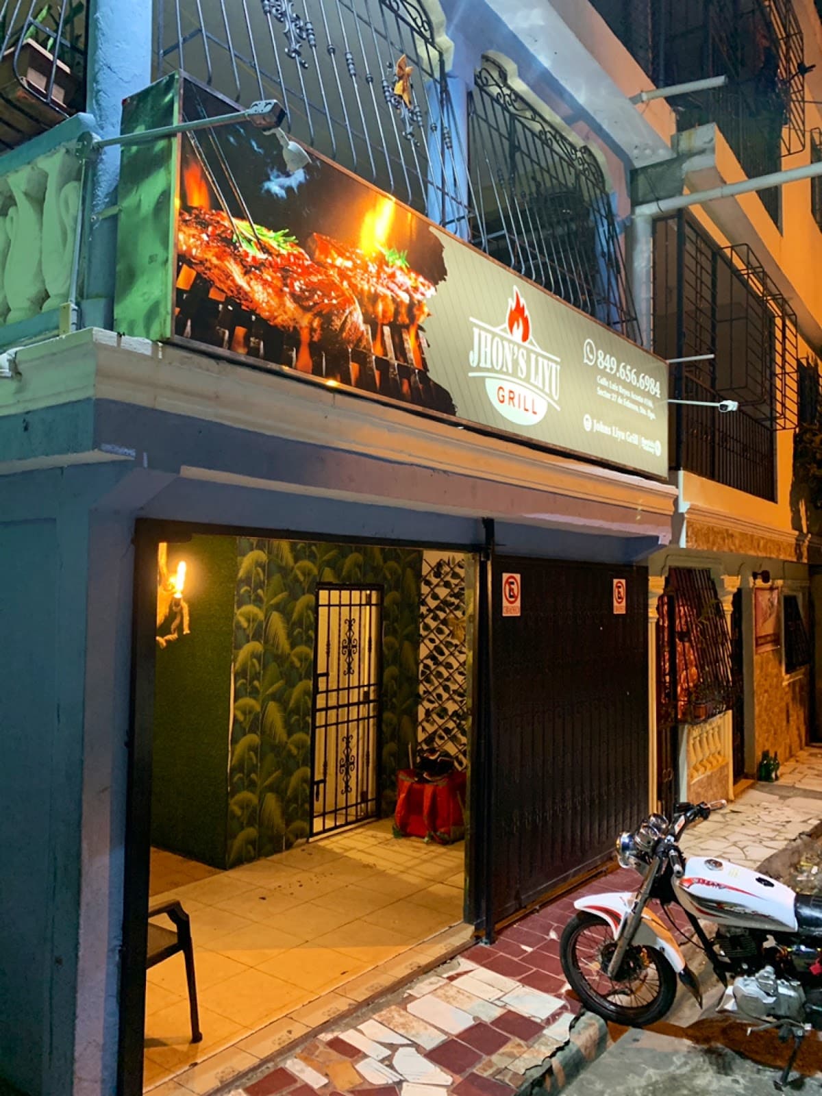 Jhons' Liyu Grill comida