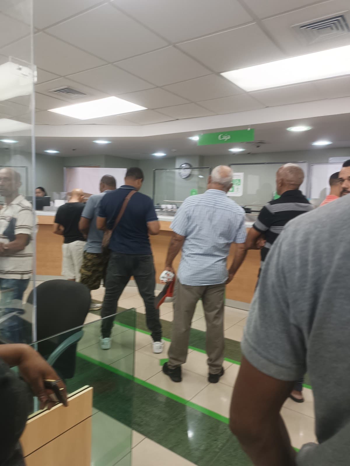 Banco BHD — Dentro De Las Instalaciones Del Hipermercado Olé
