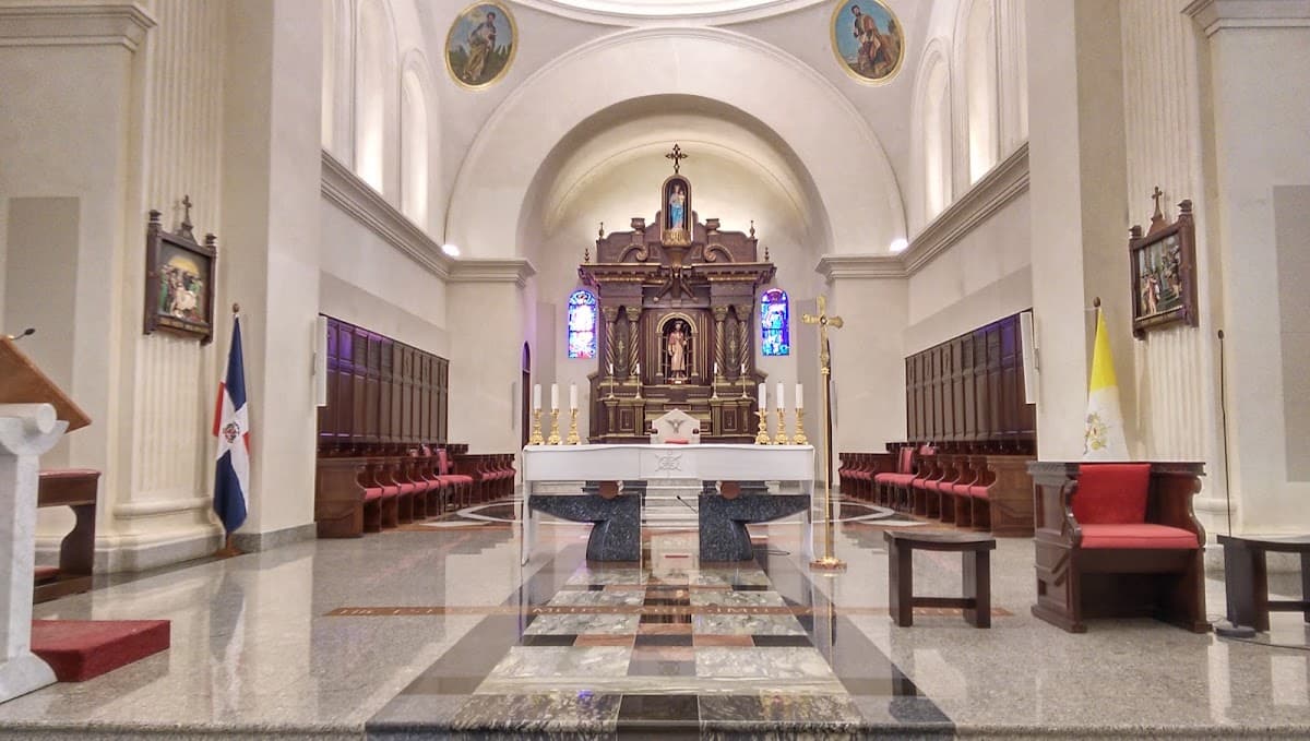 Catedral Santiago Apóstol — Calle Duvergé