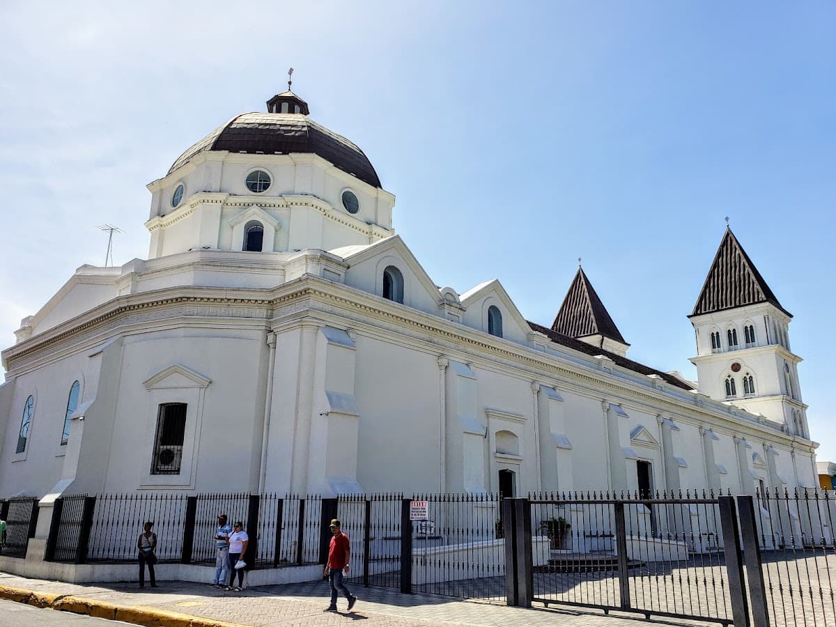 Catedral Santiago Apóstol — Calle Duvergé