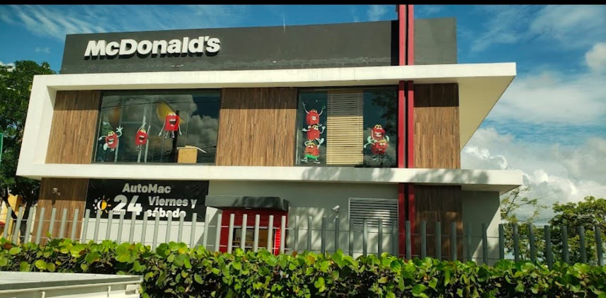 McDonald's — • Patio Colombia