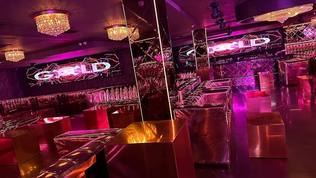 Gold Fashion Dance Club