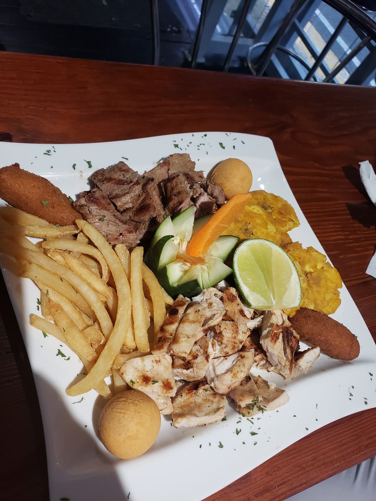 Ahí-Bar Café & Grill