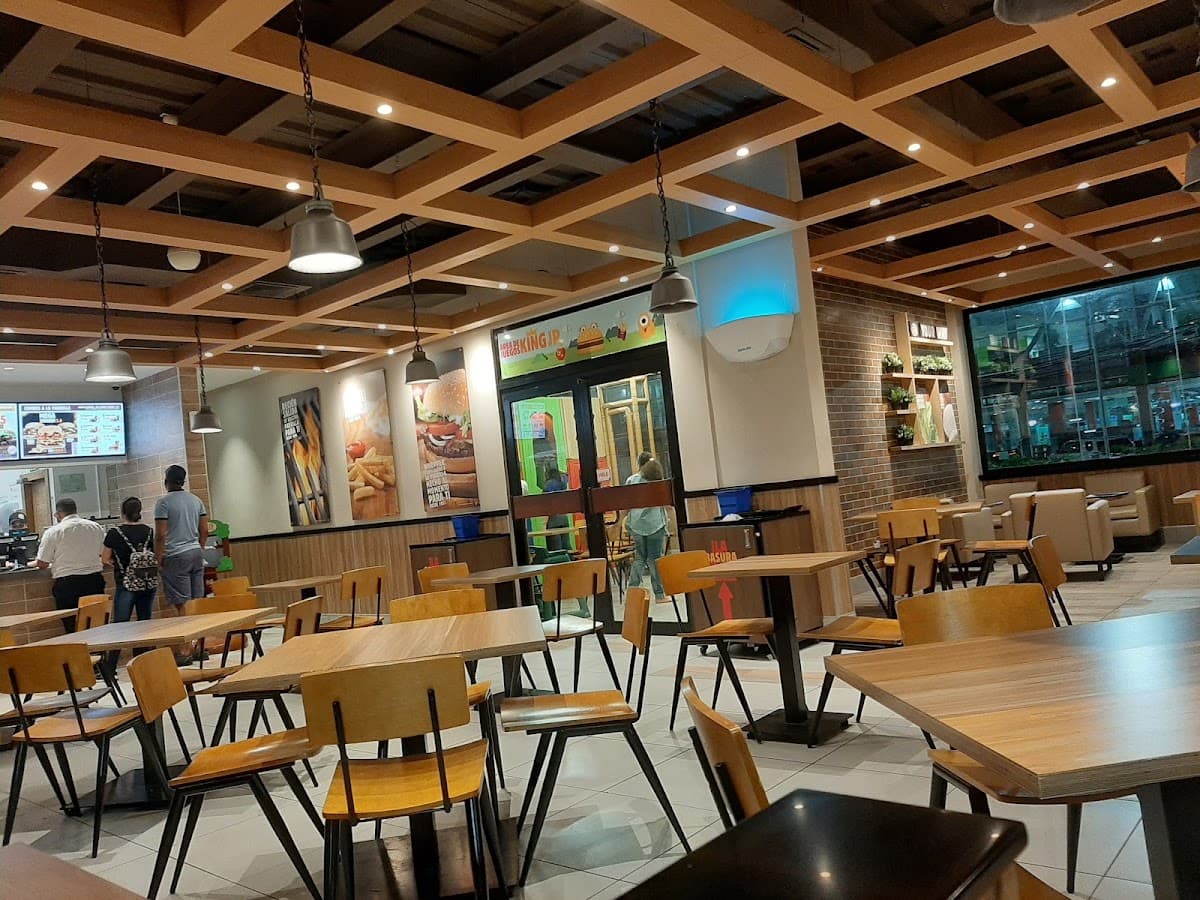 Burger King — • Autopista de San Isidro