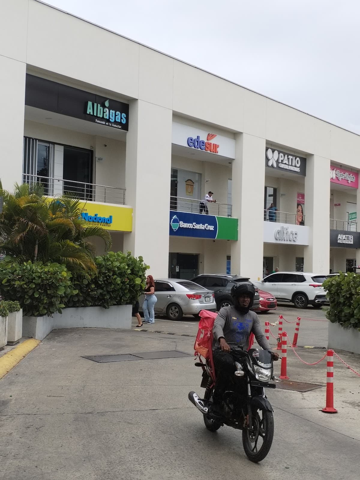 Banco Santa Cruz — Av. República de Colombia