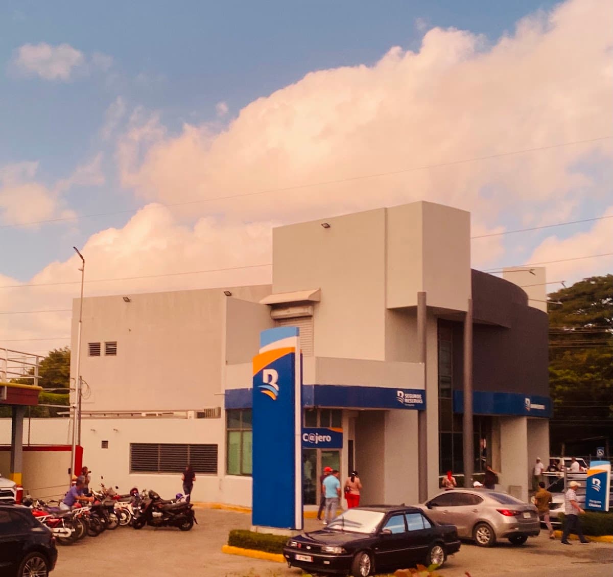 Banreservas — Av. Salvador Estrella Sadhalá