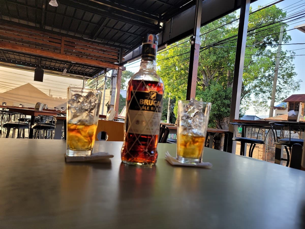 Ahí-Bar Café & Grill