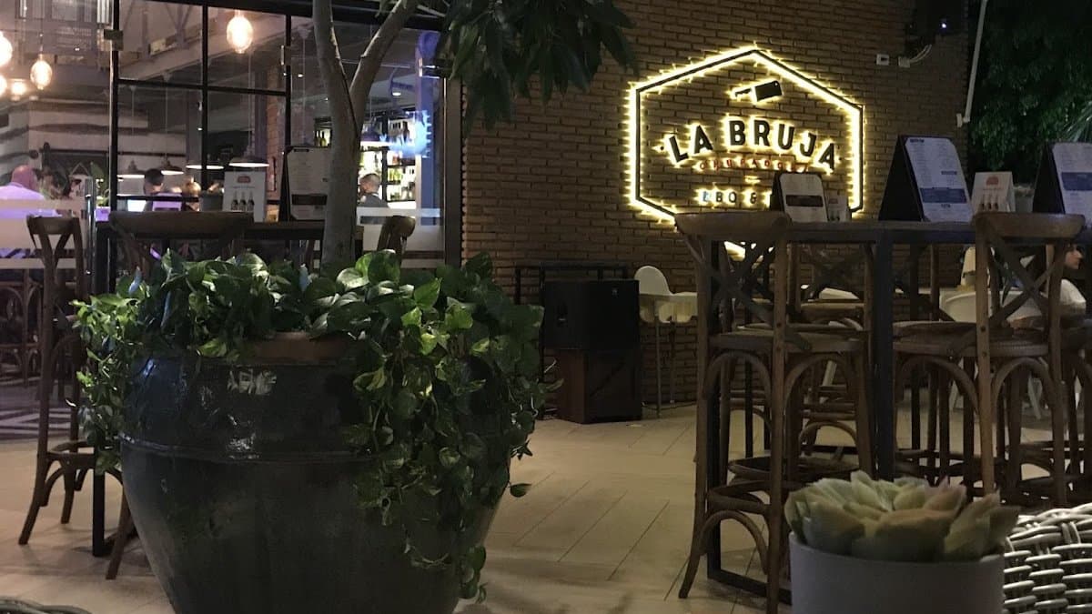 La Bruja Chupadora BBQ & Pub