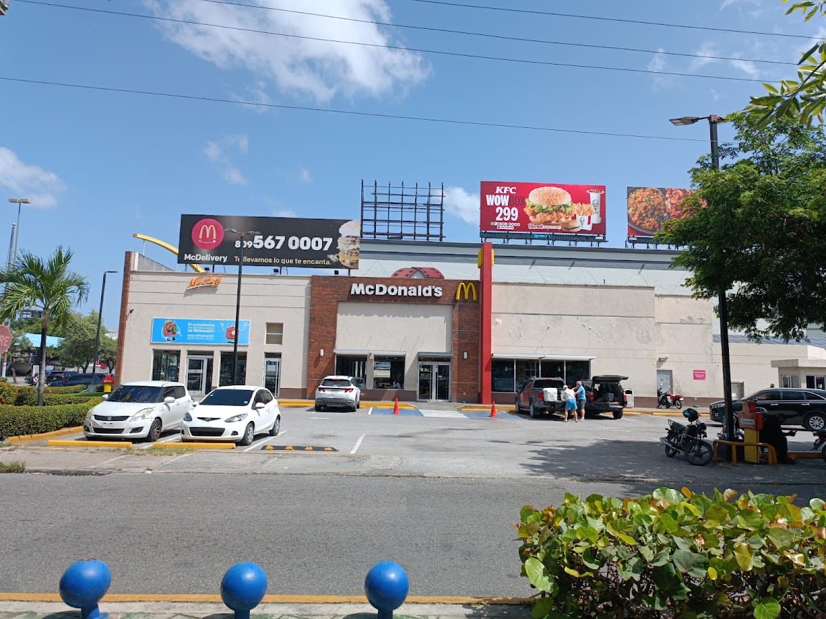 McDonald's — • Los Próceres