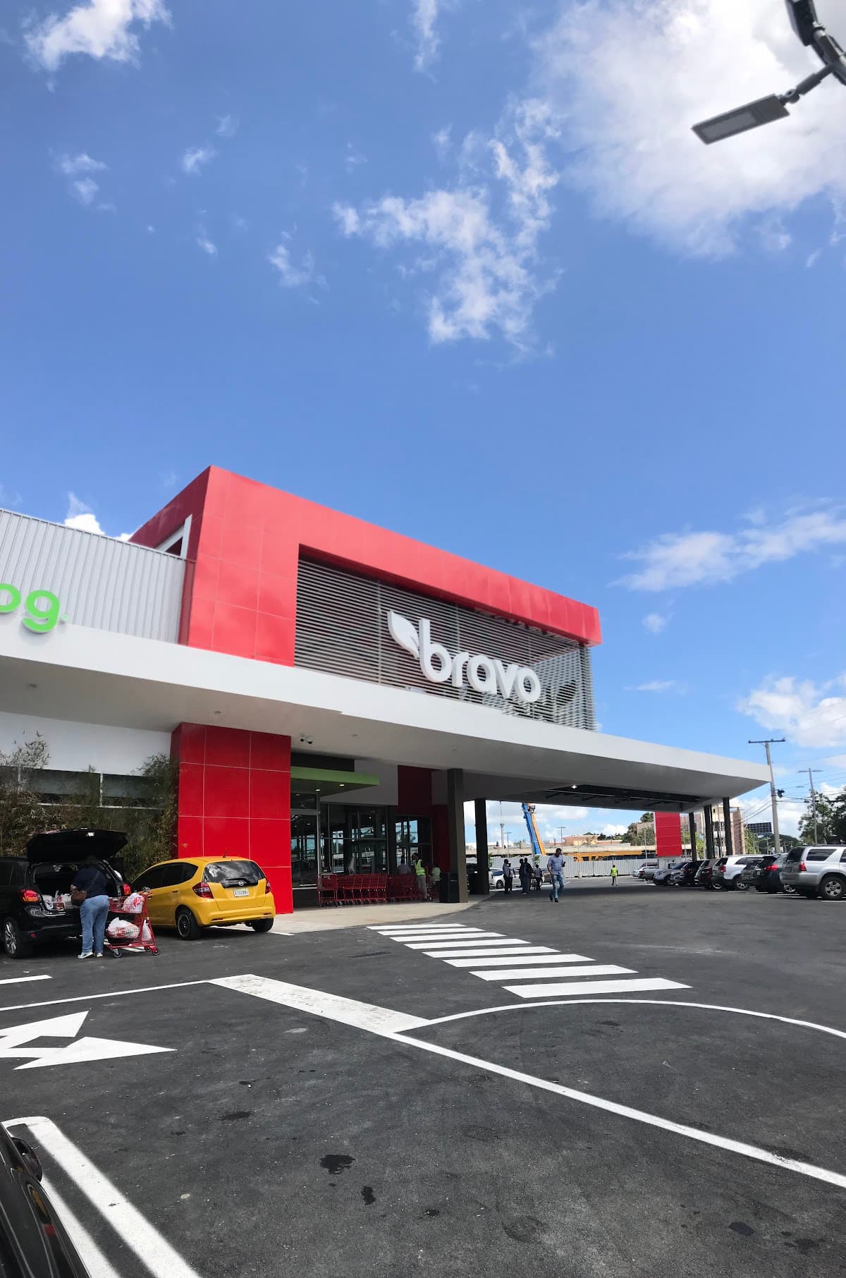 Supermercados Bravo — Av. de los Próceres