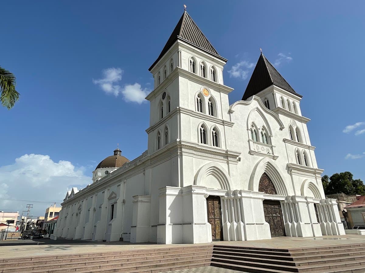 Catedral Santiago Apóstol — Calle Duvergé