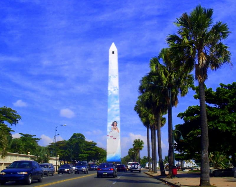 El Obelisco del Malecón, señal de que la noche va terminando frente al mar
