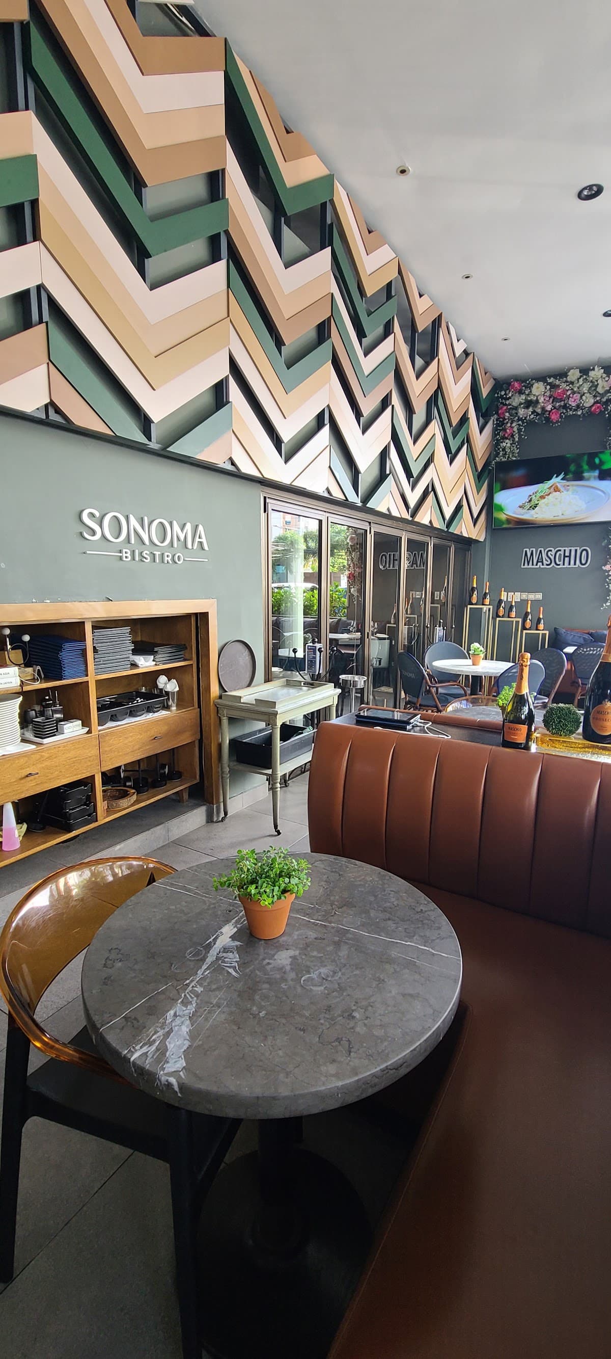Sonoma Bistro — Calle Federico Geraldino 96