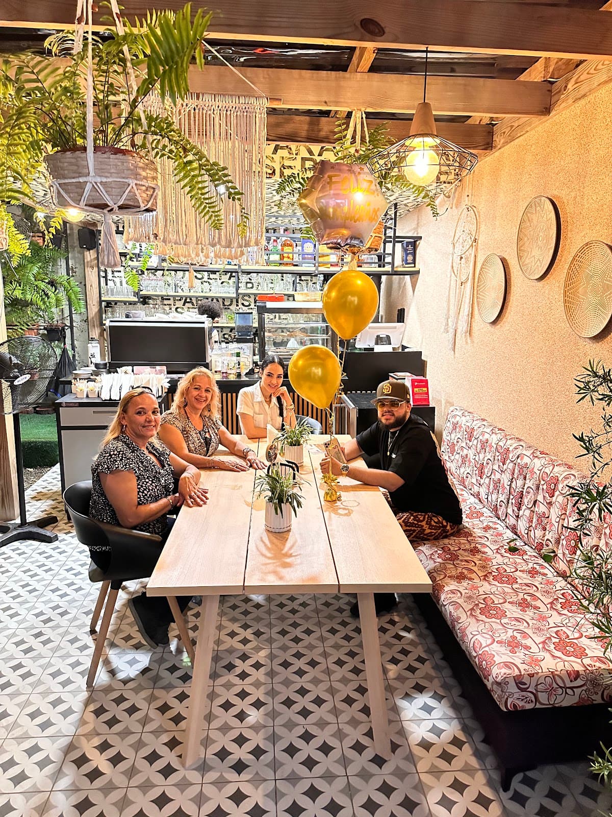 Pa' Otro Lao Coffee Shop & Lounge